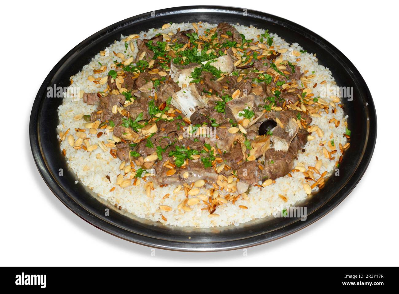 Kamelfleisch mit Reis traditionelles arabisches Essen Hauptrestaurant Mittagessen serviert mit Mandeln und Kiefernsamen. Stockfoto