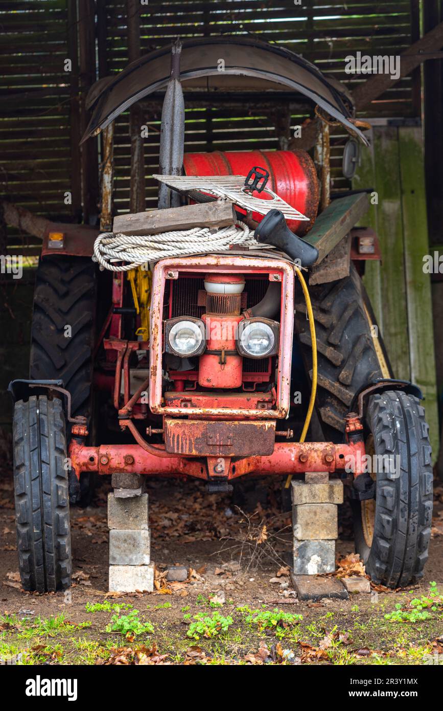 Oldtimer-Traktor in der Garage einer Werft Stockfoto