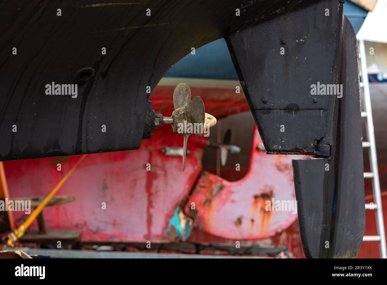 Stern- und Schiffsschraube eines Vergnügungsschiffs in einer Werft in Hamburg Stockfoto