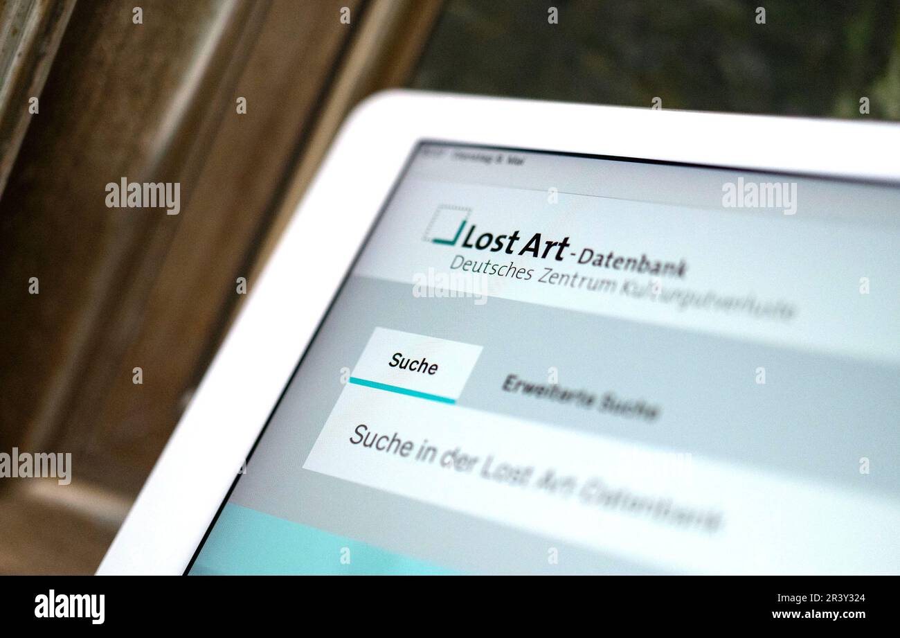 Stuttgart, Deutschland. 09. Mai 2023. Ein Tablet mit der in einem Browser geöffneten Datenbank für verlorene Kunst ist vor einem Gemälde zu sehen. Kredit: Marijan Murat/dpa/Alamy Live News Stockfoto