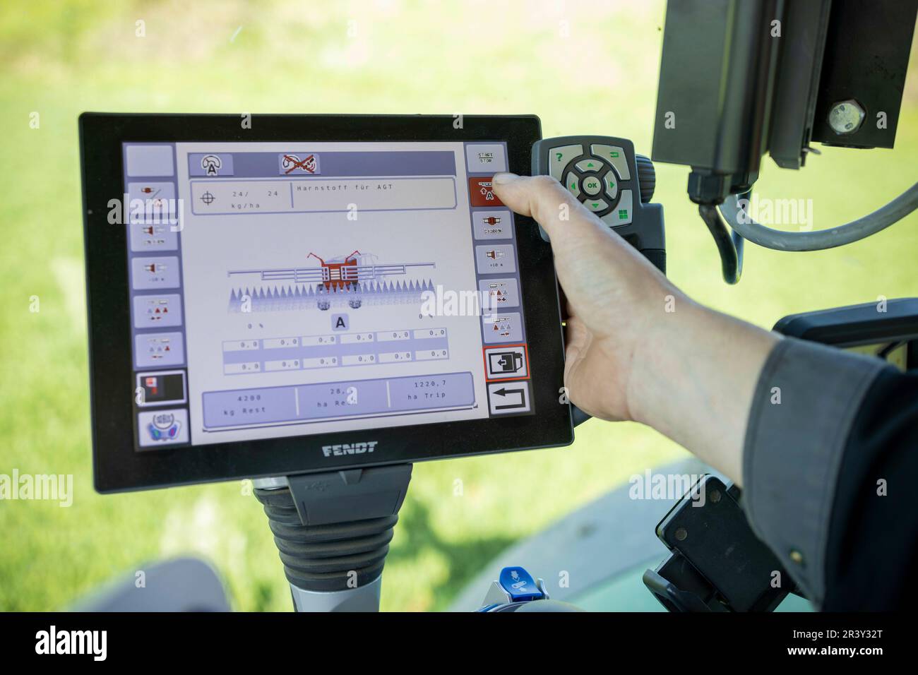 Meyenburg, Deutschland. 19. April 2023. Dngerstreuer mit Fendt 724 Traktor  mit 240 ps und Rauch Aero AGT Dngerstreuer, Arbeitsbreite 36 m,  Schwefelsure-Ammoniak-Dnger 120 kg pro ha in Meyenburg, 25. Mai 2023. ||