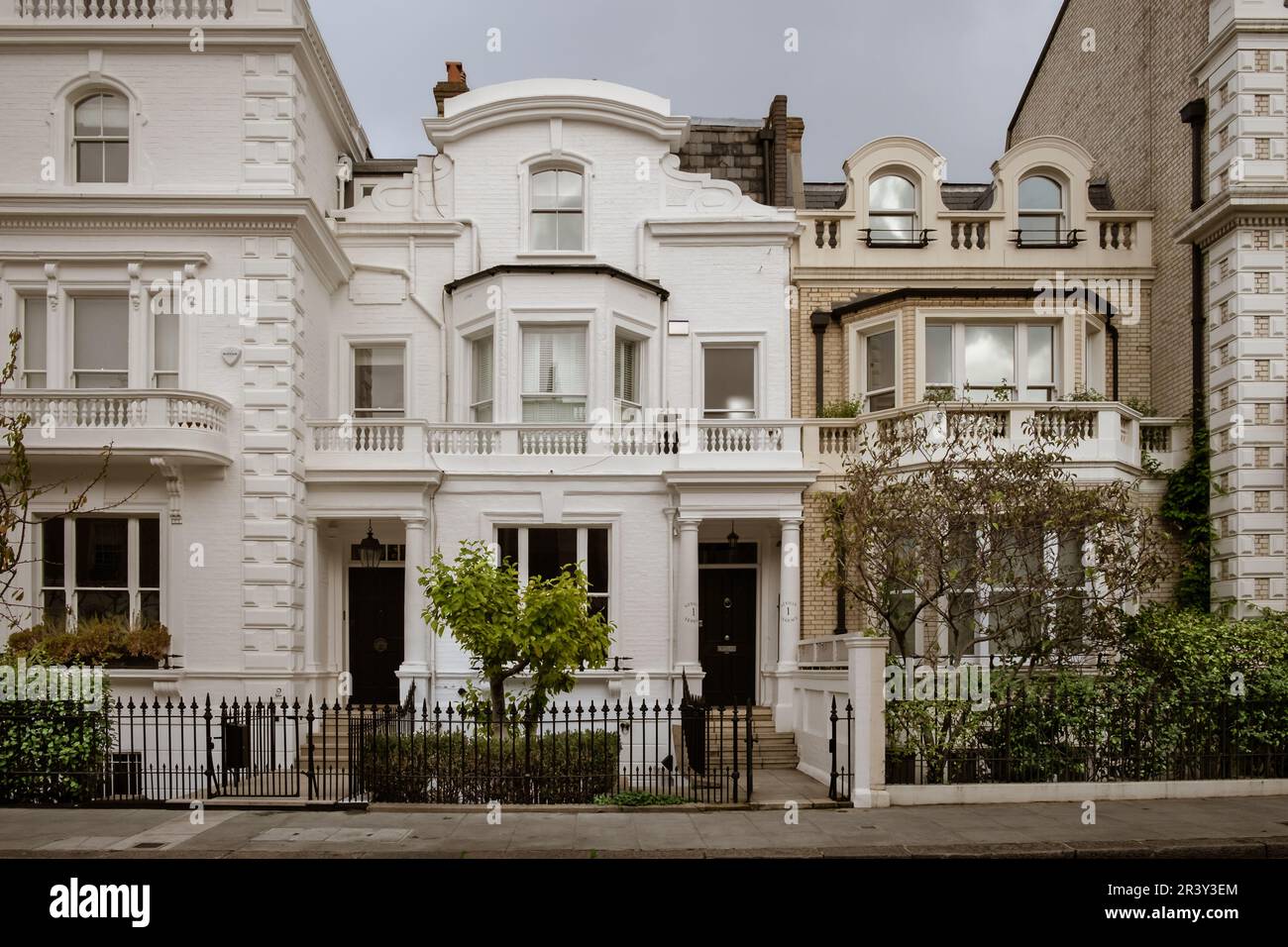 England, Großbritannien, Nov. 2022, Blick auf einige Häuser in Neville Terrace im Royal Borough of Kensington and Chelsea Stockfoto