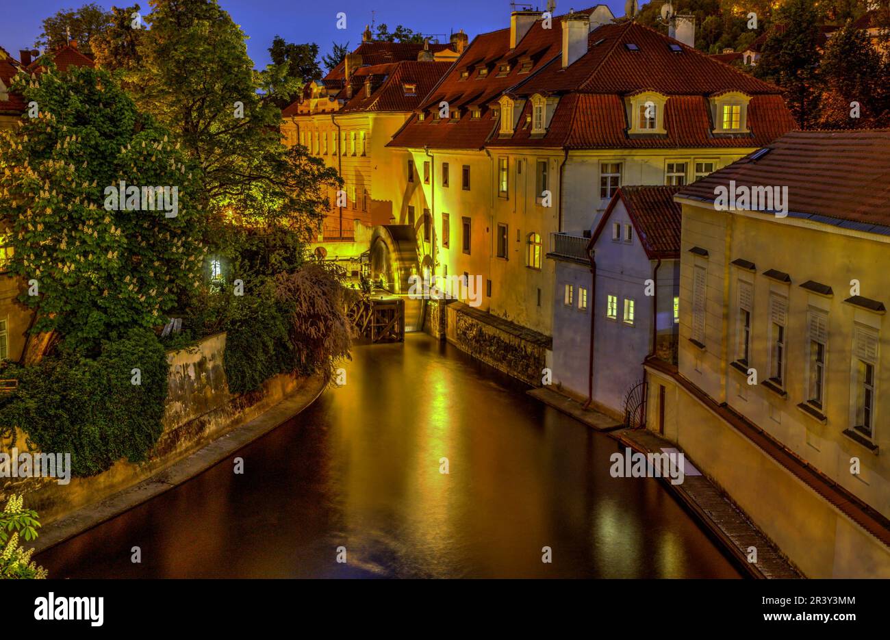 Nachtfoto der historischen Wassermühle auf dem Kanal Certovka in der Moldau in Prag in der tschechischen republik, Europa Stockfoto