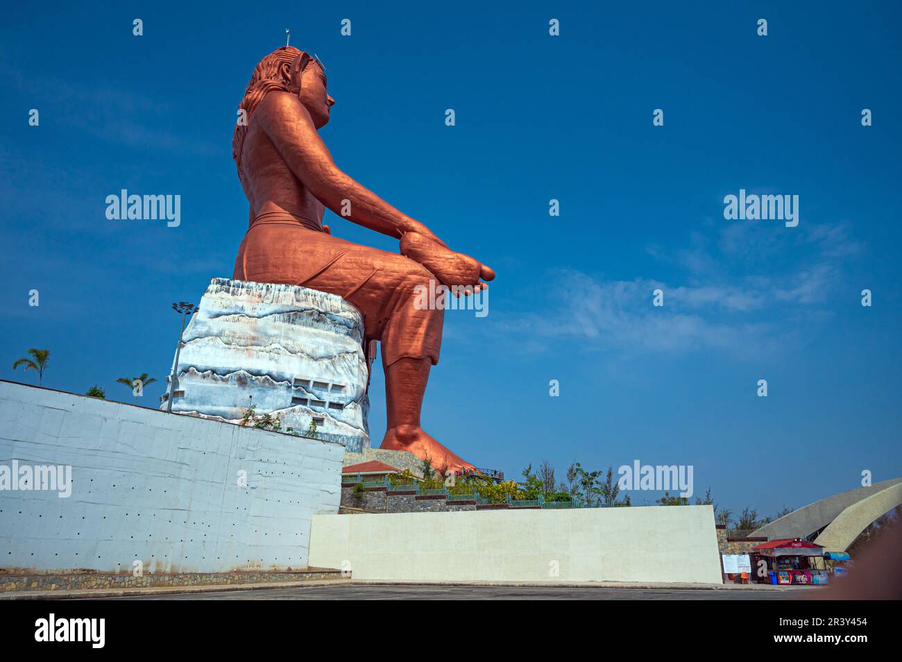 Die Glaubensstatue ist eine Statue des hinduistischen Gottes Shiva, erbaut in Nathdwara in Rajasthan, Indien. Stockfoto