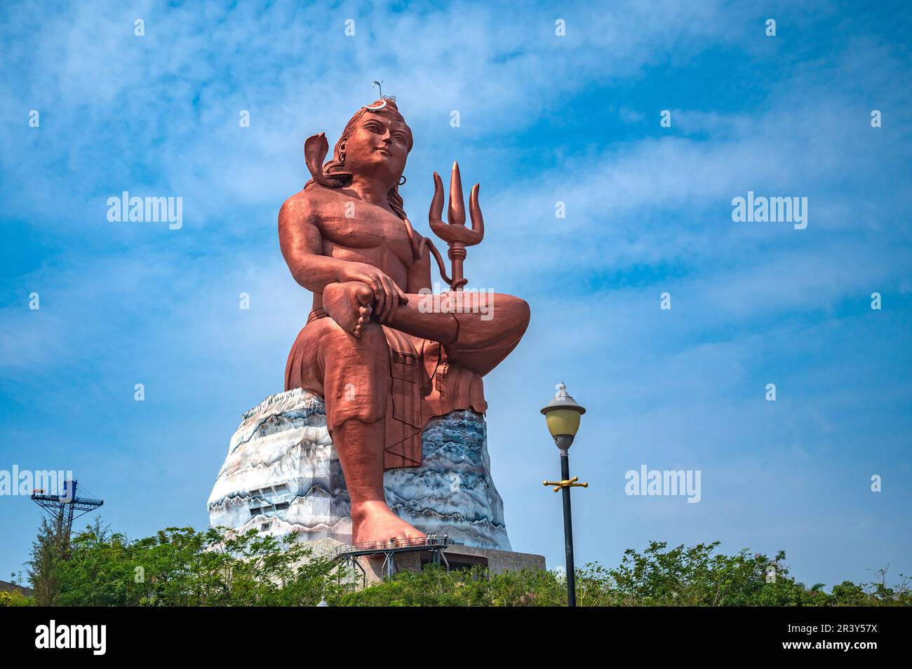 Die Glaubensstatue ist eine Statue des hinduistischen Gottes Shiva, erbaut in Nathdwara in Rajasthan, Indien. Stockfoto