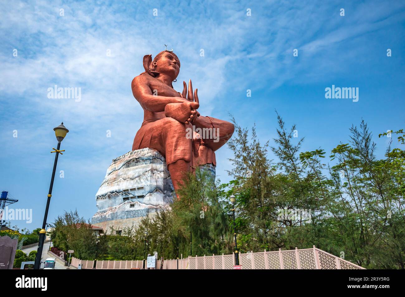 Die Glaubensstatue ist eine Statue des hinduistischen Gottes Shiva, erbaut in Nathdwara in Rajasthan, Indien. Stockfoto