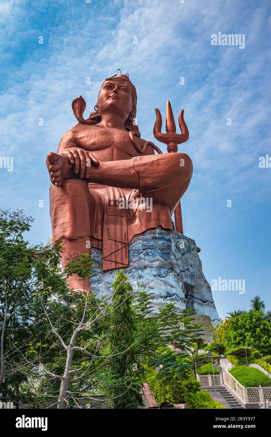 Die Glaubensstatue ist eine Statue des hinduistischen Gottes Shiva, erbaut in Nathdwara in Rajasthan, Indien. Stockfoto