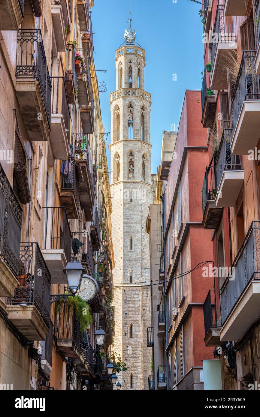 Die berühmte Kirche Santa Maria del Mar in Barcelona durch eine kleine Gasse Stockfoto