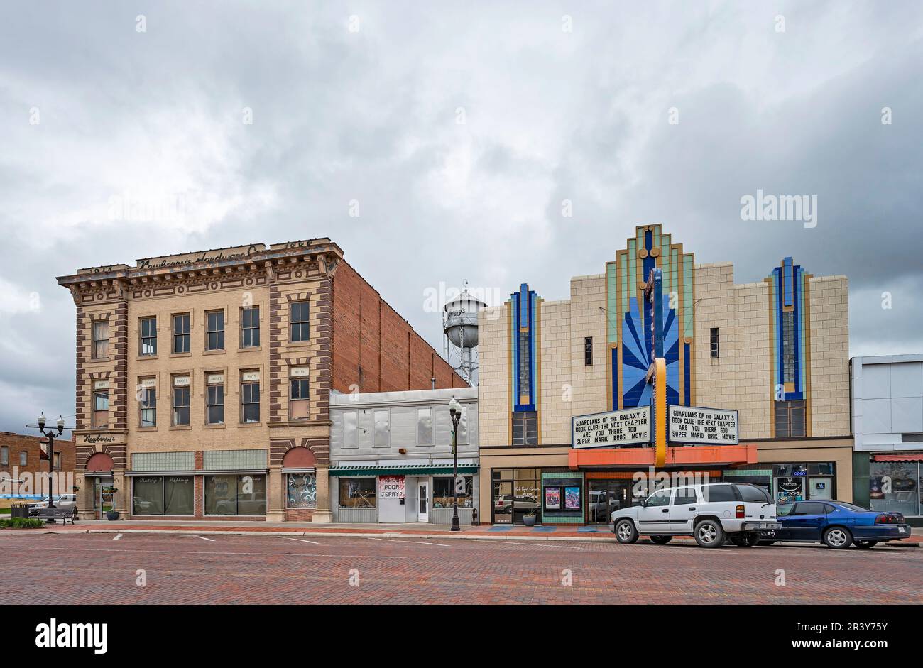 Alliance, Nebraska, USA – 11. Mai 2023: The Historic Alliance Theater and Newberry Hardware Company auf der Box Butte Avenue Stockfoto