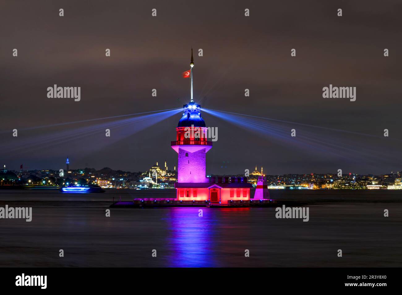 Beleuchteter Blick auf den New Maiden Tower (Kız Kulesi) in Istanbul, Türkei. Stockfoto