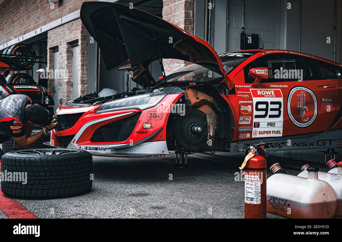 Mechaniker, der in der Garage an einem Ferrari GT3 arbeitet Stockfoto