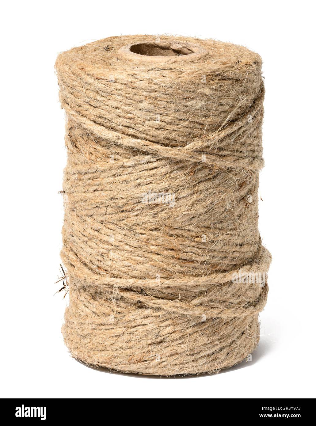 Braune Gewindespindel auf weißem isoliertem Hintergrund, Verpackungsseil Stockfoto
