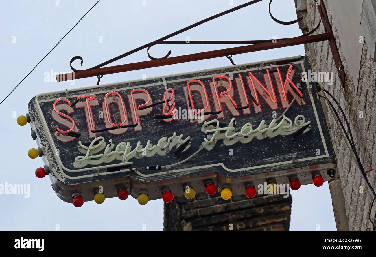 Antikes elektrisches Neon-Schild für das Stop & Drink Liquor House im Stil der USA 1950er Stockfoto