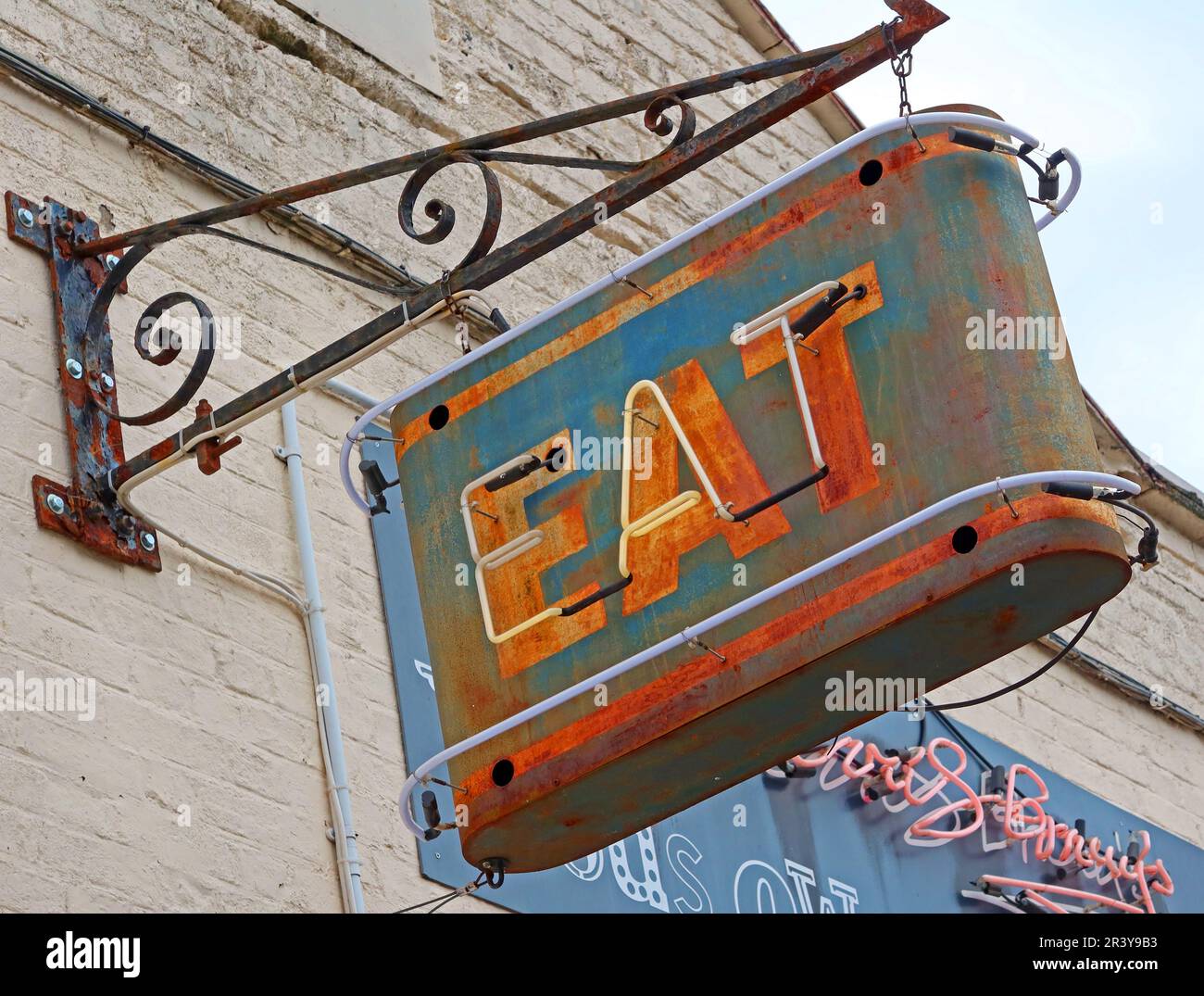 Schild „Rusty Neon - EAT - Vintage Restaurant“ aus dem ländlichen Raum der USA Stockfoto