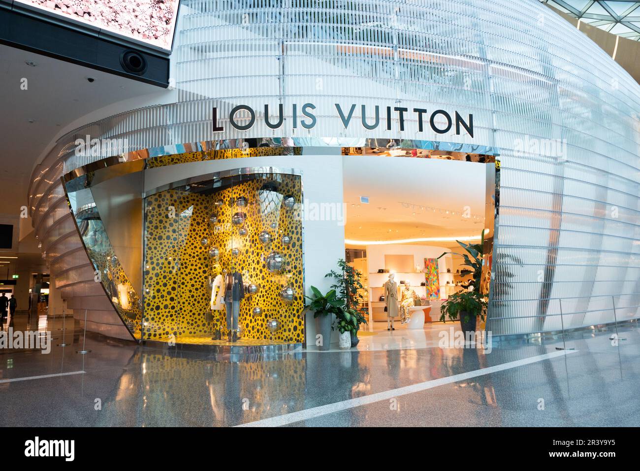 Louis Vuitton Luxusgeschäft und Lounge am Hamad International Airport in Doha, Katar, mit einem Obstgarten mit nachhaltiger grüner Halle Stockfoto