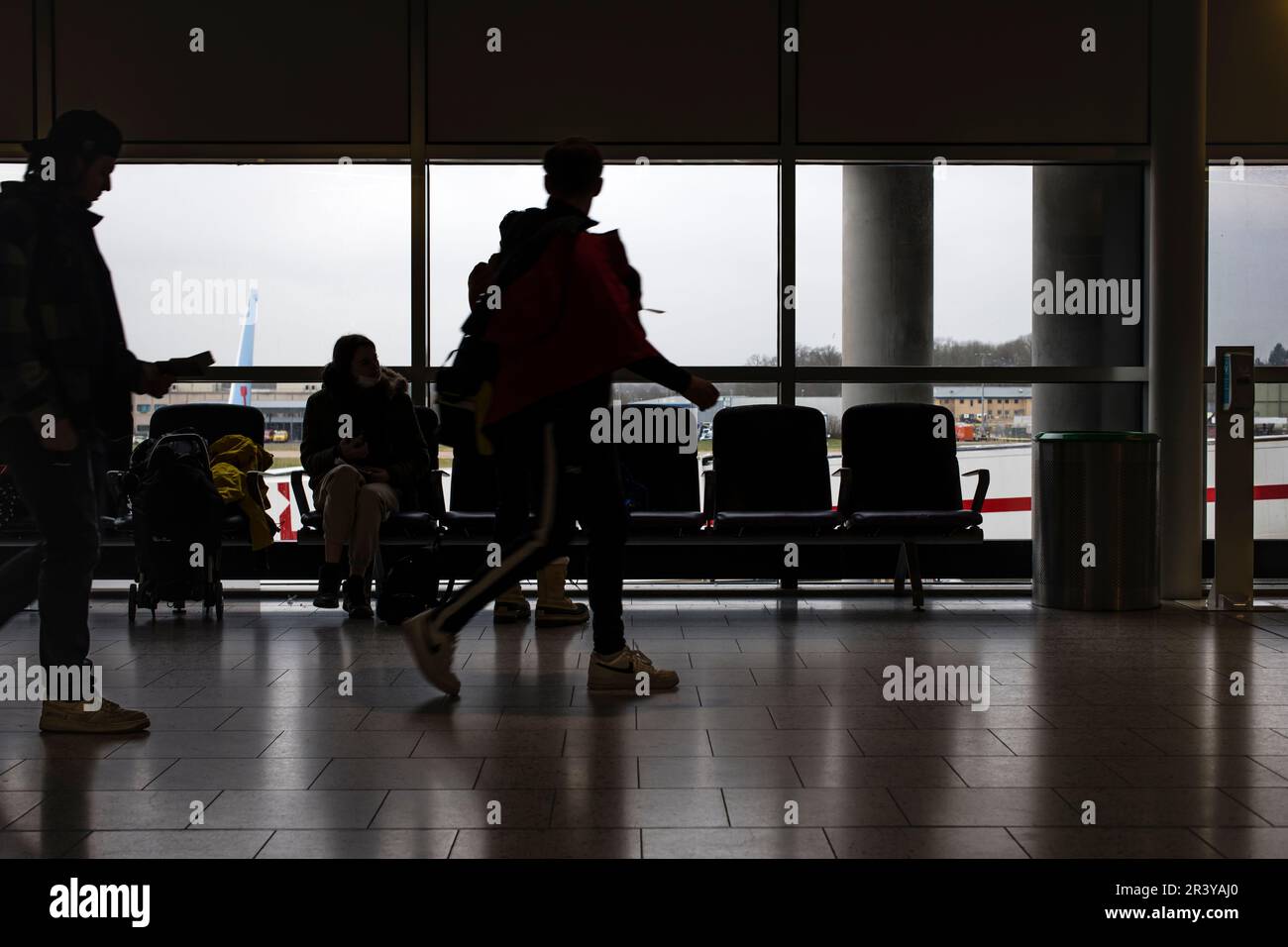 Passagiere, die zu den Abflughäfen und zu den Flughafen-Gates gehen Stockfoto