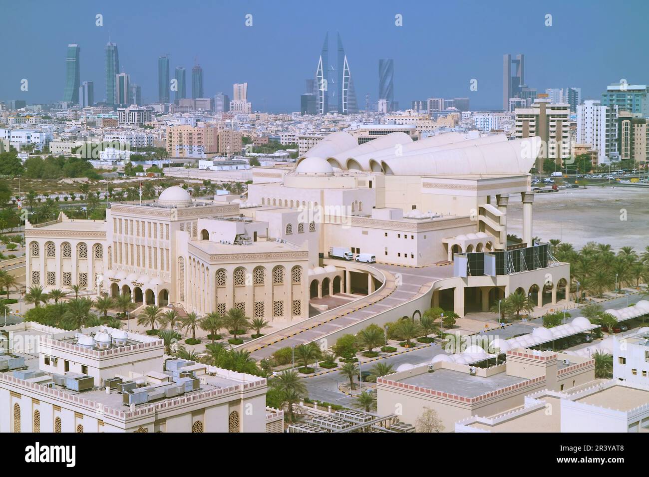 Atemberaubender Blick aus der Vogelperspektive auf das Isa Cultural Centre mit einer Gruppe von berühmten Wahrzeichen im Hintergrund, Manama, Bahrain Stockfoto