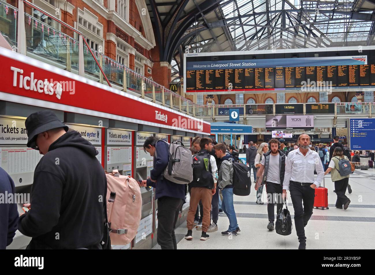 Kauf von Rail & Oyster Tickets Liverpool Street Station, Halle , London, England, UK, EC2M 7PY Uhr - Fahrkartenautomaten Stockfoto
