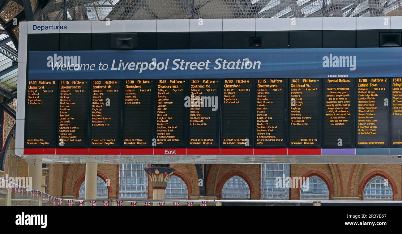 Willkommen in Liverpool Street Station, Halle, London, England, Großbritannien, EC2M 7PY Uhr - Electronic Main Line Departures Board Stockfoto