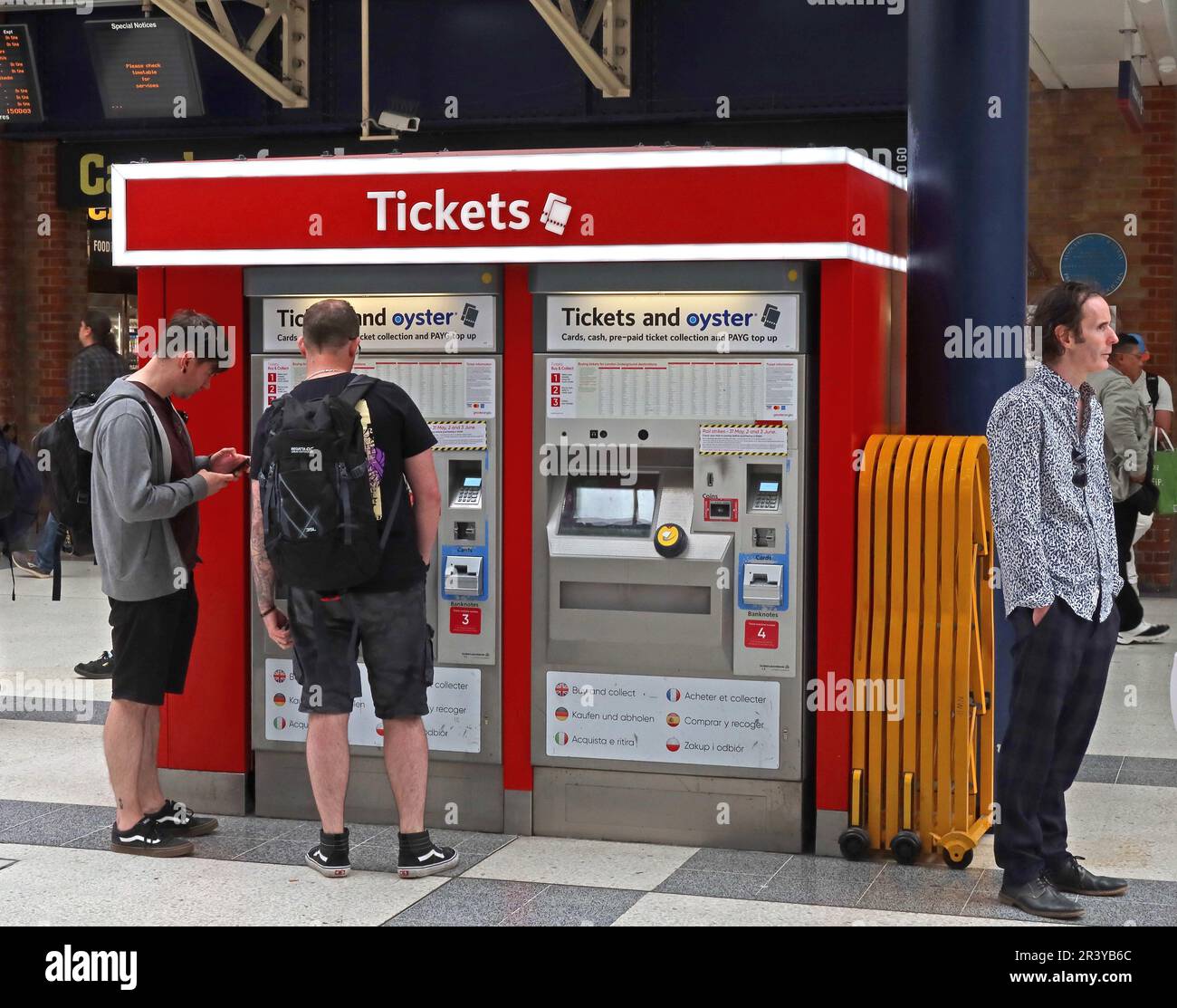 Kauf von Rail & Oyster Tickets Liverpool Street Station, Halle , London, England, UK, EC2M 7PY Uhr - Fahrkartenautomaten Stockfoto