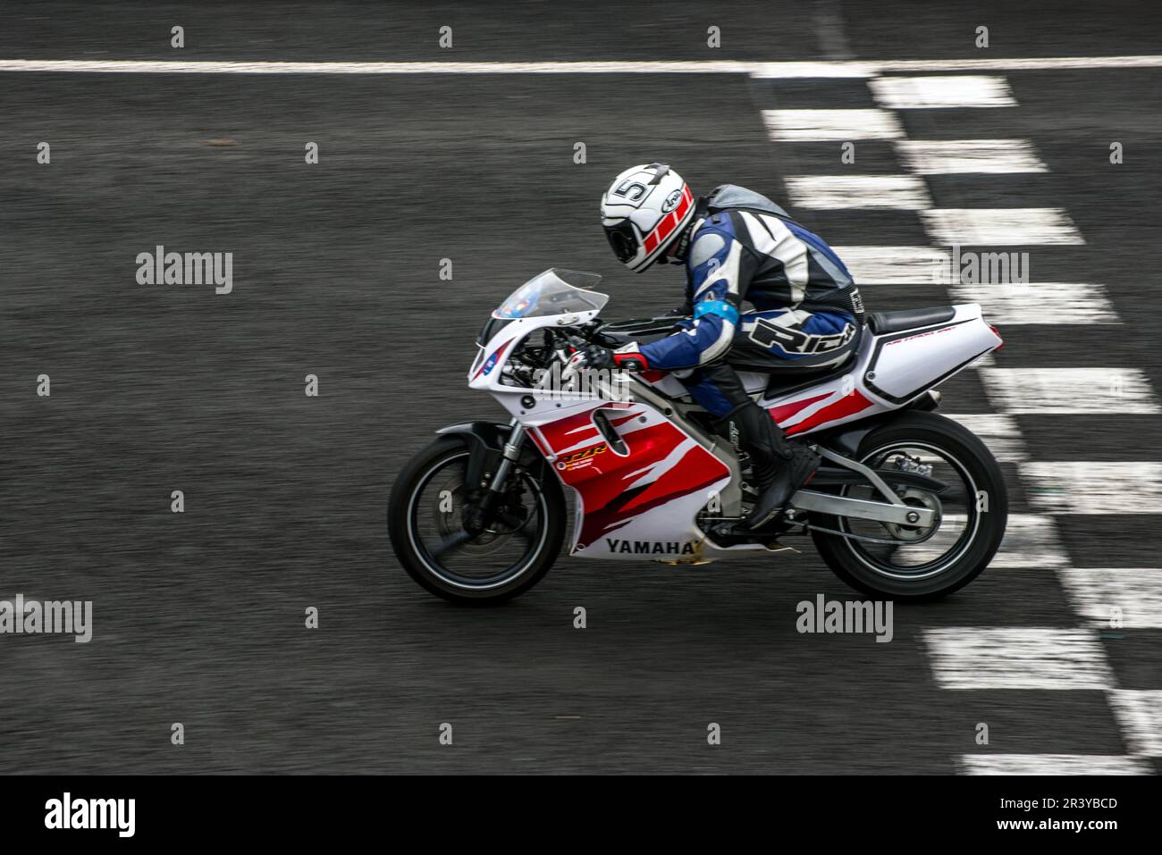 Im Herzen der Puys-Kette in Auvergne organisiert die Charade die zweite Charade Super Show mit Jacky Ickx und Giacomo Agostini als Gastgeber. Auf der Rennstrecke, Vorführungen und Paraden legendärer Fahrzeuge (Auto und Motorrad). Auf der Koppel-Seite konnte die Öffentlichkeit viele Fahrzeuge aus den 60er Jahren bis heute in Saint-Genès-Champanelle, Frankreich, am 21. Mai 2023 Foto von Denis Prezat/ABACAPRESS.COM ausstellen Stockfoto