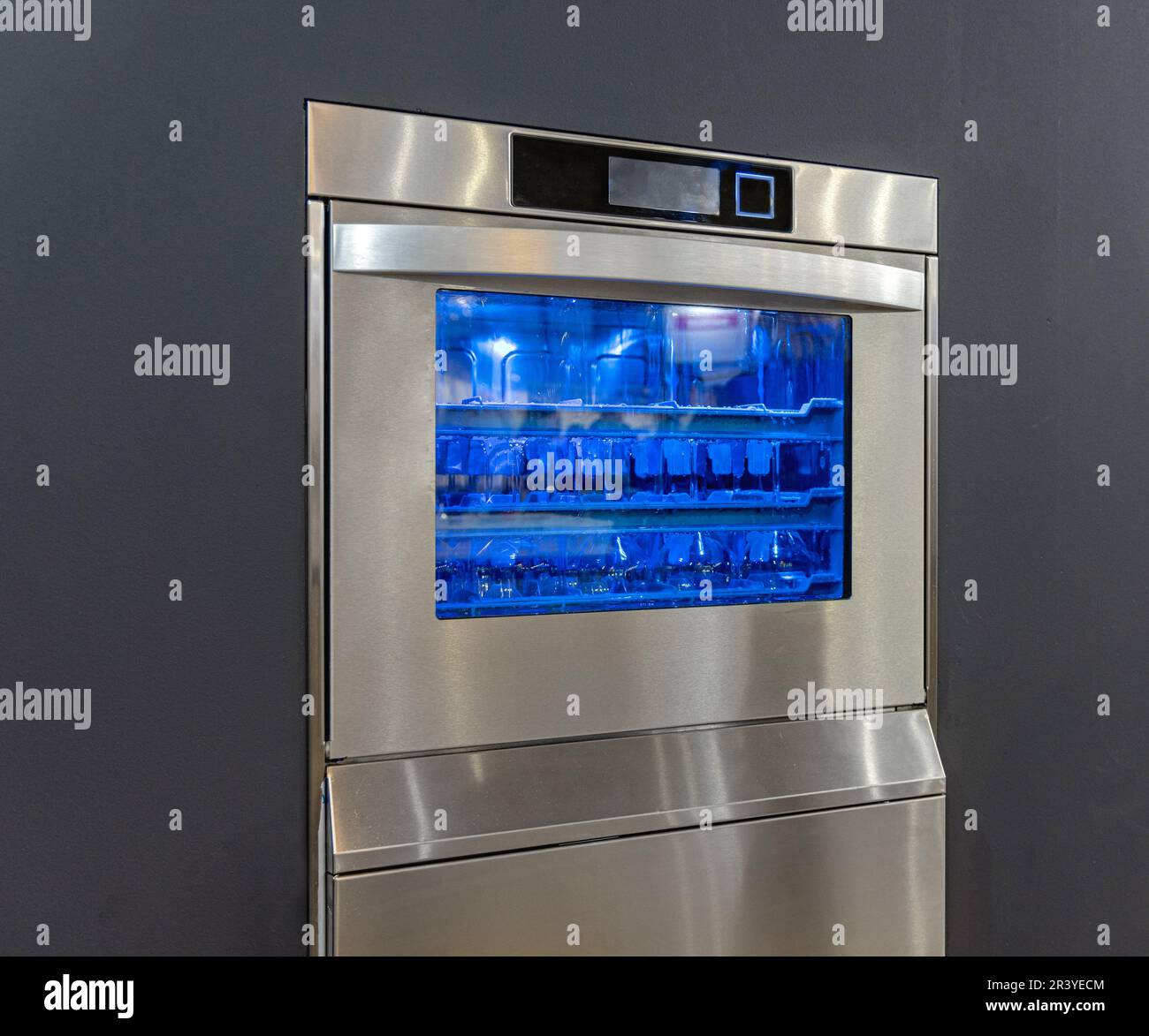 Spritzwasser in Glaswaschmaschine mit Blaulicht Reinigungsprozess Stockfoto