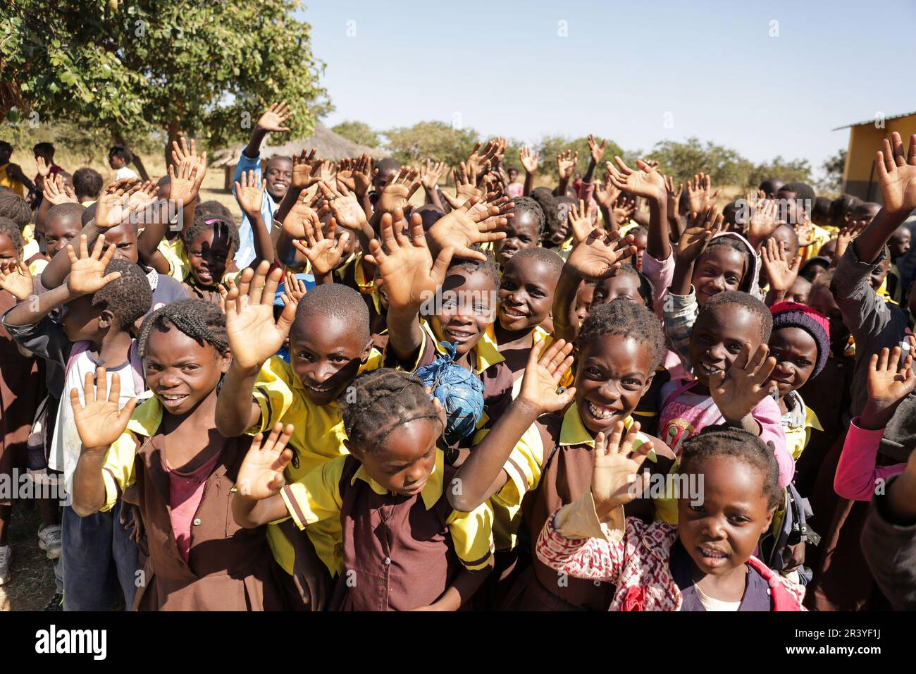 Am 25. Mai 2023 kamen Kinder zusammen, um den Internationalen Afrika-Tag in Lusaka, Sambia, zu feiern. An diesem Tag im Jahr 1963 stimmten 32 unabhängige afrikanische Länder in Addis Abeba einstimmig für die Resolution der Organisation der afrikanischen Einheit, die der erste Schritt zur Vereinigung der Länder nach der Entkolonialisierung war. Der Tag Afrikas ist ein Nationalfeiertag in allen Unterzeichnerländern, und dieser Anlass ist Ausdruck der Unabhängigkeit, der Zusammengehörigkeit, der Solidarität und der Zusammenarbeit der afrikanischen Länder bei der Erzielung besserer Lebensbedingungen und der Beseitigung aller Formen des Kolonialismus sowie der internationalen Zusammenarbeit und des Handelns Stockfoto