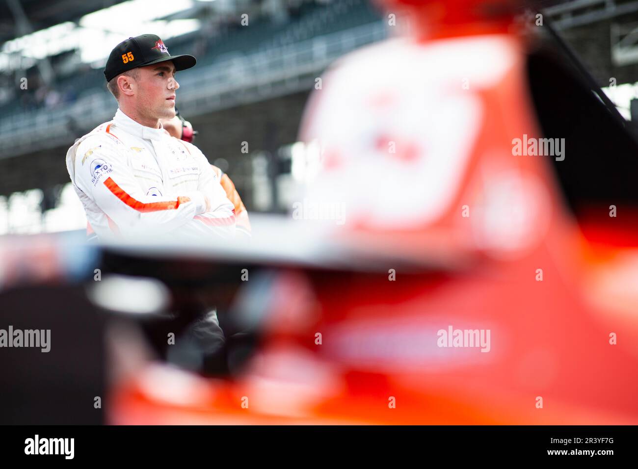 BENJAMIN PEDERSEN (R) (55) aus Kopenhagen, Dänemark, beobachtet den Punktestand auf der Boxenstraße, während er sich für den Indianapolis 500 auf dem Indianapolis Motor Speedway in qualifiziert. Stockfoto