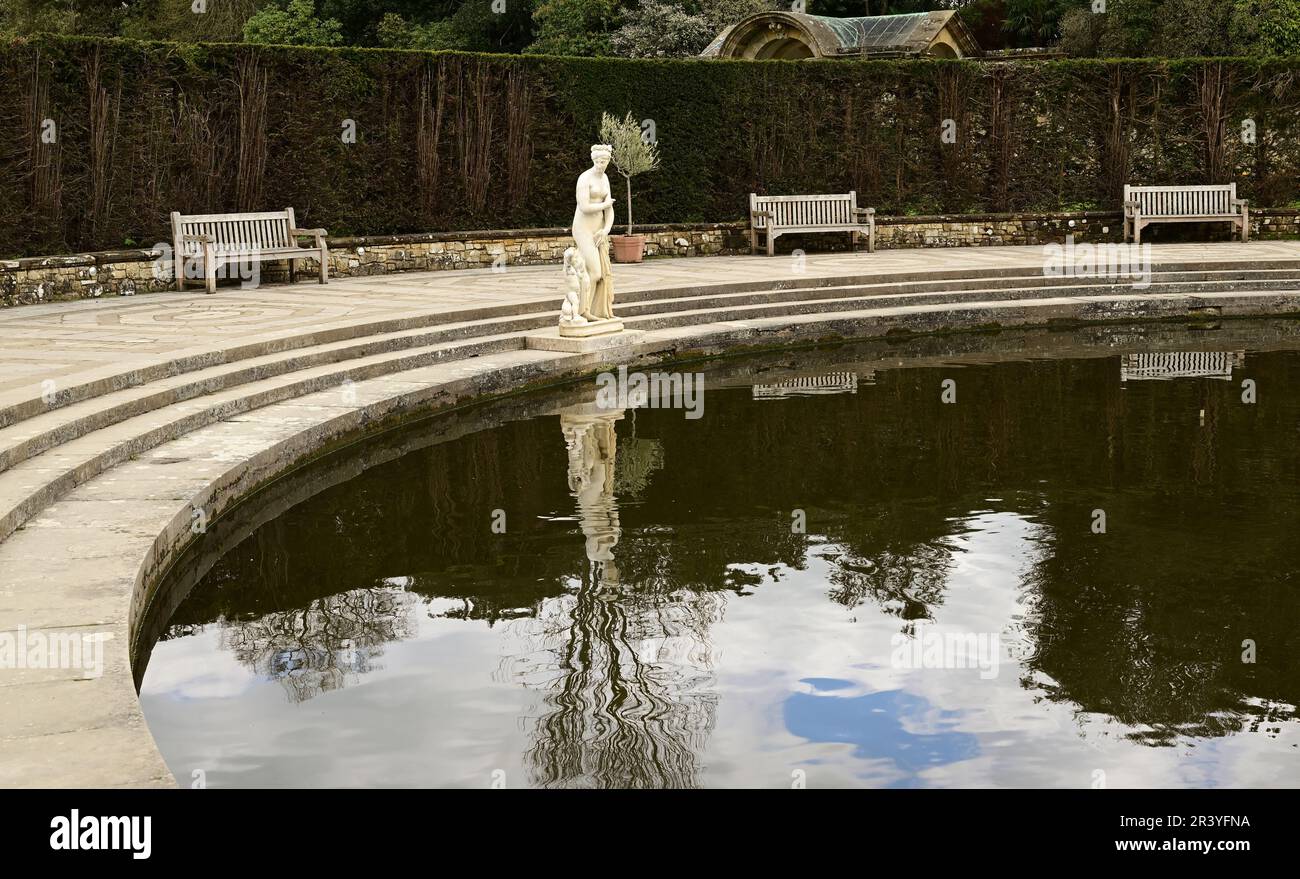 Statue und Teich im Half Moon Lawn am Hever Castle, dem Kinderheim von