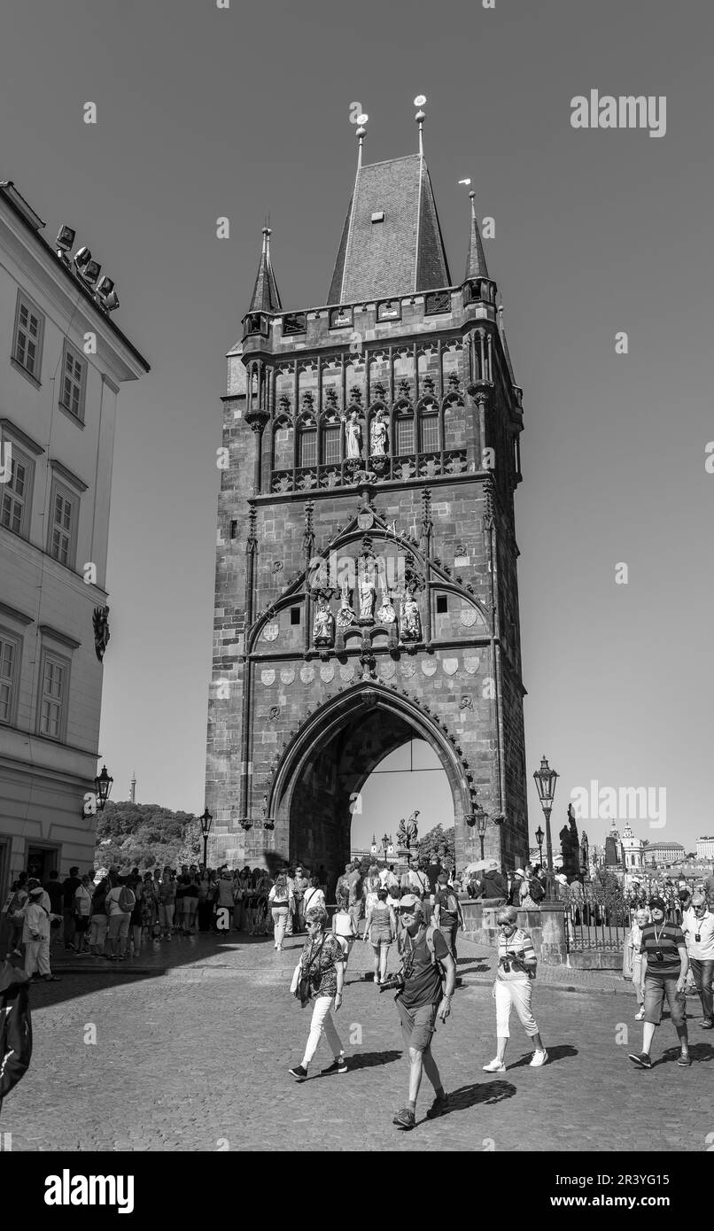 PRAG, TSCHECHISCHE REPUBLIK, EUROPA - Touristen am Altstädter Brückenturm, an der Karlsbrücke. Stockfoto
