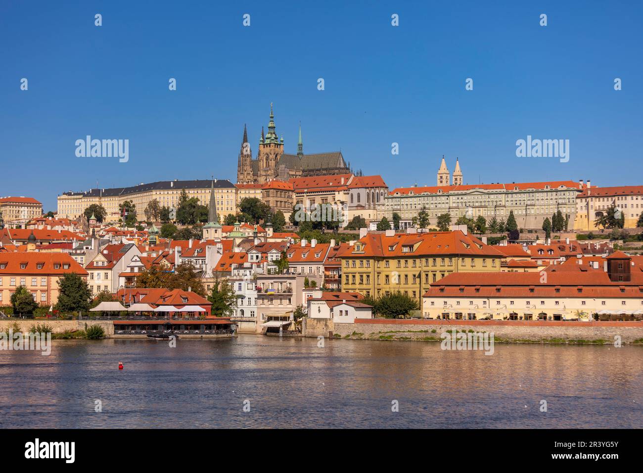 PRAG, TSCHECHISCHE REPUBLIK, EUROPA - Prager Skyline mit Prager Burg und St. Veitsdom und Burgviertel, Hradcany, auf der Moldau. Stockfoto