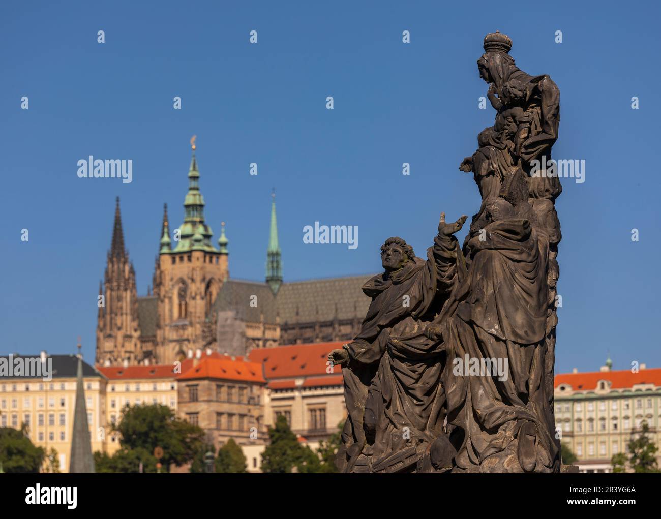 PRAG, TSCHECHISCHE REPUBLIK, EUROPA - Prager Skyline mit Statue auf Karlsbrücke und St. Veitsdom in der Ferne. Stockfoto