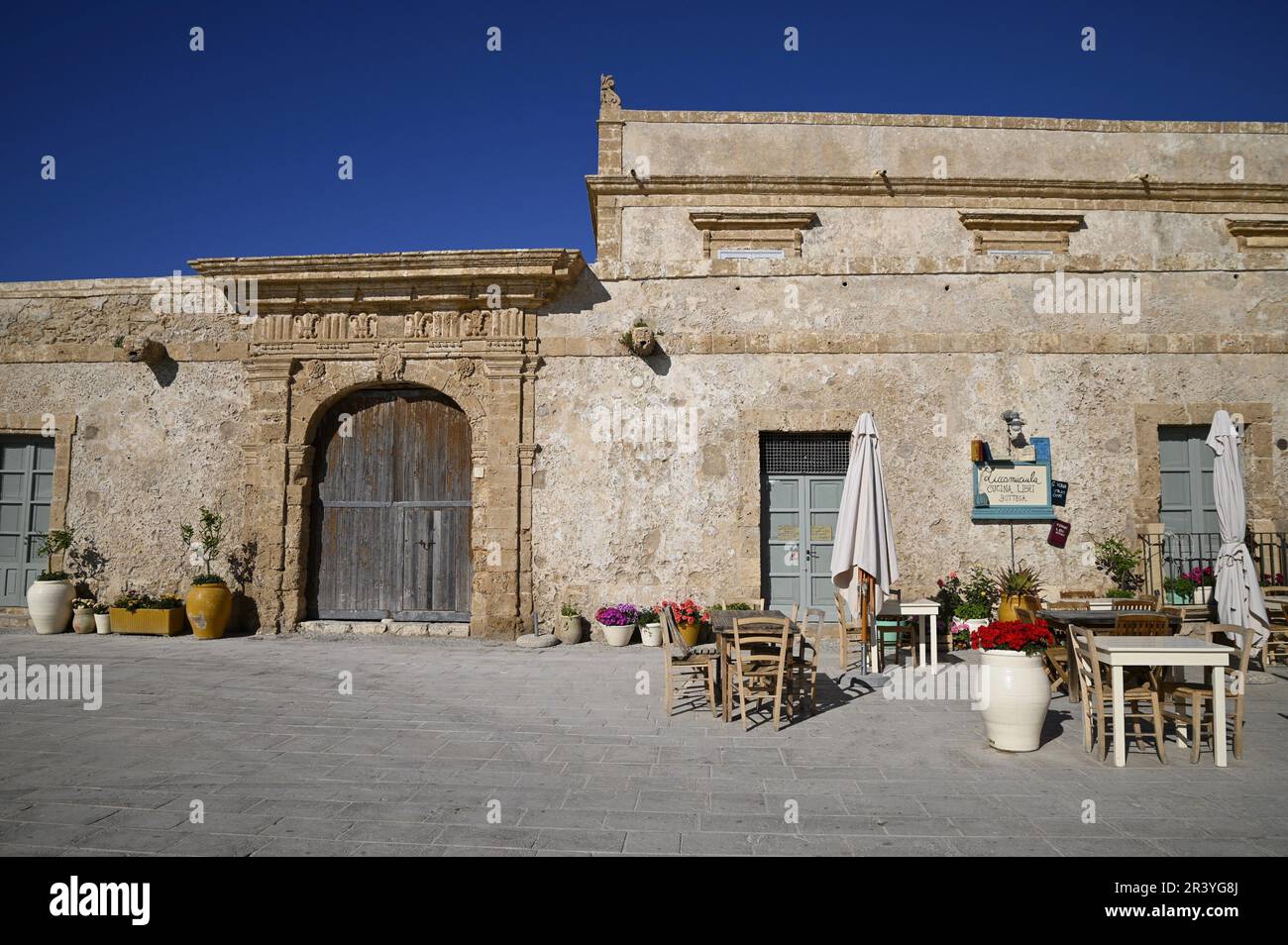 Landschaft mit malerischer Fassade und Blick auf den barocken Palazzo Villadorata mit Blick auf die Piazza Regina Margherita in Marzamemi, Sizilien, Italien. Stockfoto