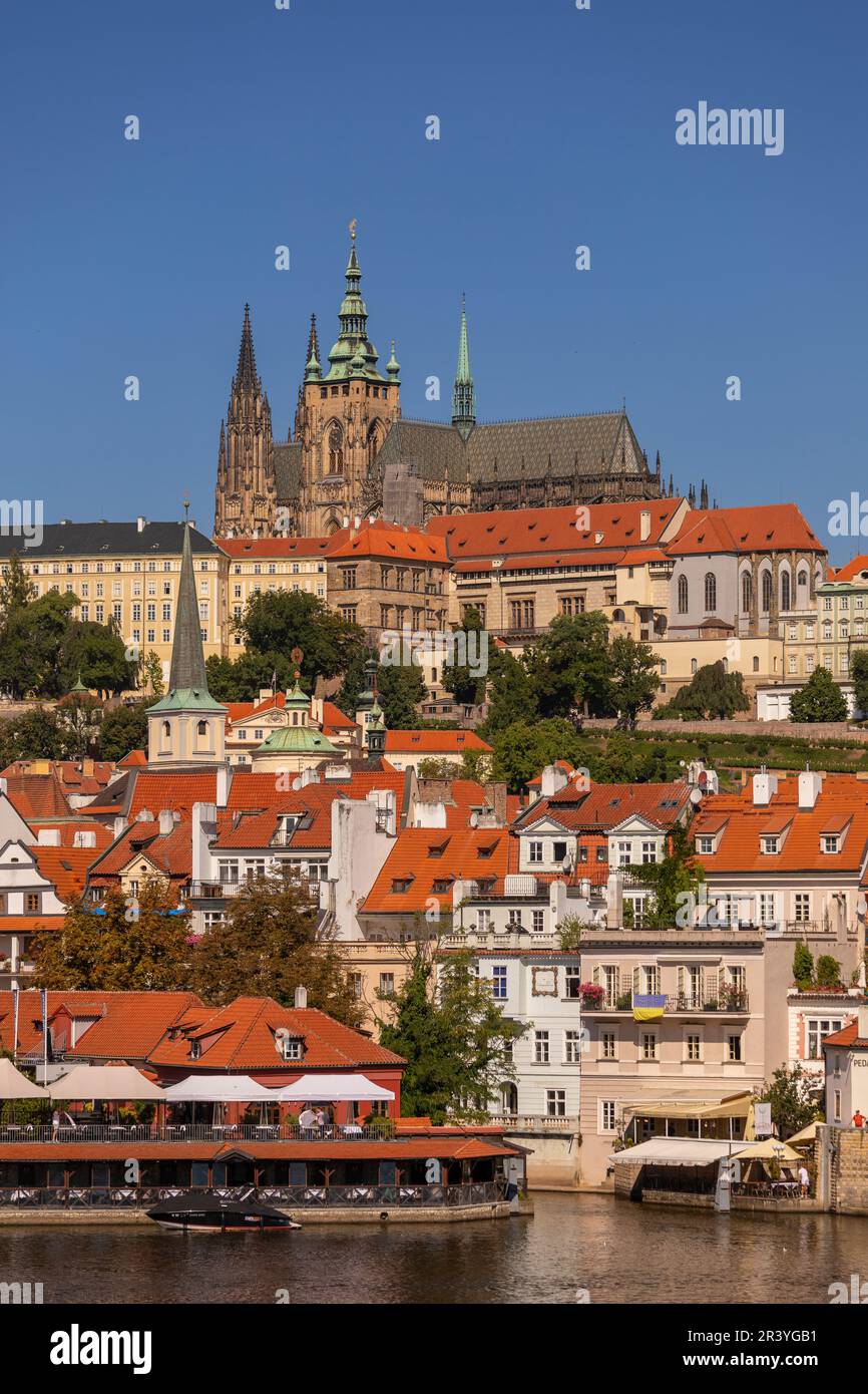 PRAG, TSCHECHISCHE REPUBLIK, EUROPA - Prager Skyline mit Prager Burg und St. Veitsdom und Burgviertel, Hradcany, auf der Moldau. Stockfoto