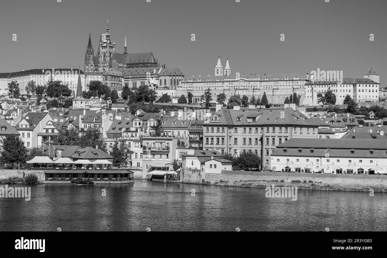 PRAG, TSCHECHISCHE REPUBLIK, EUROPA - Prager Skyline mit Prager Burg und St. Veitsdom und Burgviertel, Hradcany, auf der Moldau. Stockfoto