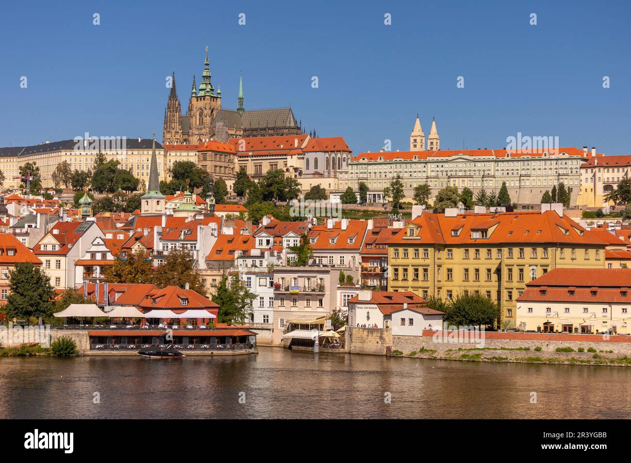 PRAG, TSCHECHISCHE REPUBLIK, EUROPA - Prager Skyline mit Prager Burg und St. Veitsdom und Burgviertel, Hradcany, auf der Moldau. Stockfoto