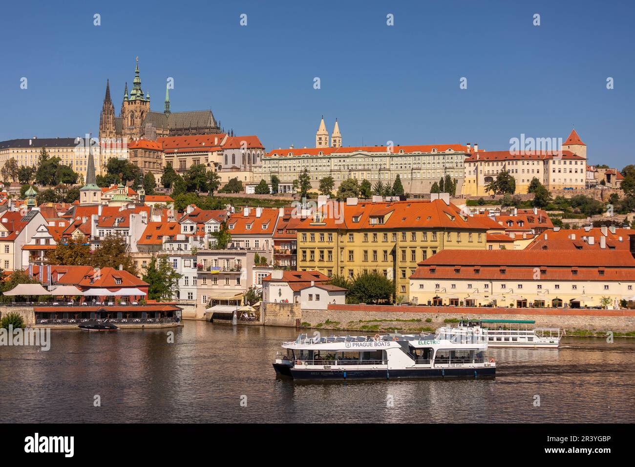 PRAG, TSCHECHISCHE REPUBLIK, EUROPA - Prager Skyline mit Prager Burg und St. Veitsdom und Burgviertel, Hradcany, auf der Moldau. Elektrischer bo Stockfoto