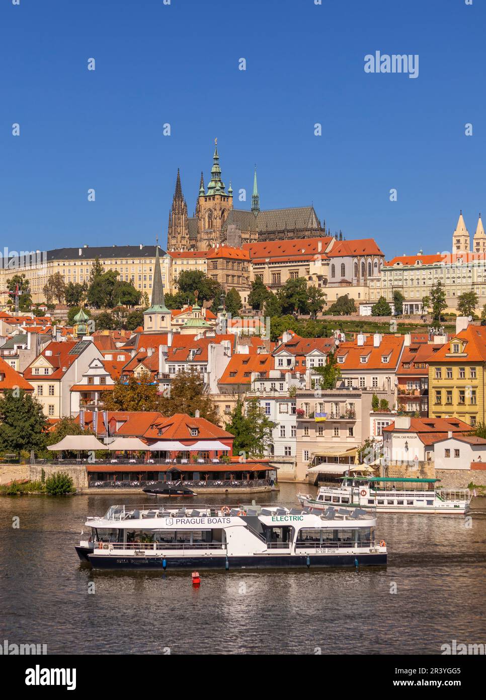 PRAG, TSCHECHISCHE REPUBLIK, EUROPA - Prager Skyline mit Prager Burg und St. Veitsdom und Burgviertel, Hradcany, auf der Moldau. Elektrischer bo Stockfoto
