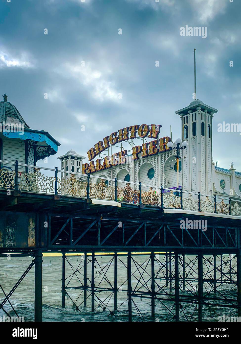 Brighton Palace Pier, dramatischer Himmel, Großbritannien Stockfoto