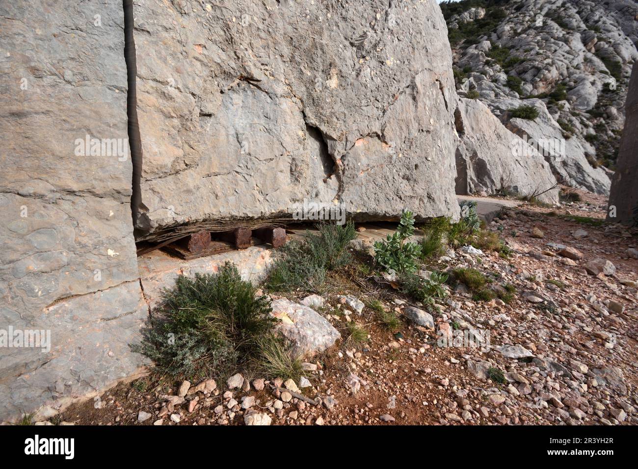 Verlassener Marmorsteinbruch mit rostigen Metallkeilen und abgeschnittenem Marmorblock oder Stein mit Drahtsägenspuren auf der Montagne Sainte-Victoire Mountain Provence Frankreich Stockfoto