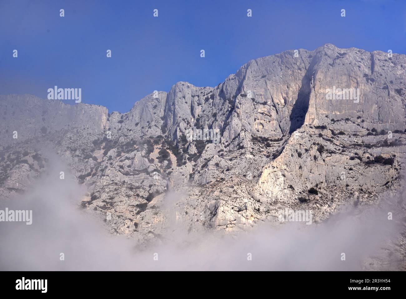 Mountain Ridge & Cliffs of Mont oder Montagne Sainte Victoire Mountain umhüllt in Mist und Low Cloud nahe Aix-en-Provence Provence Frankreich Stockfoto