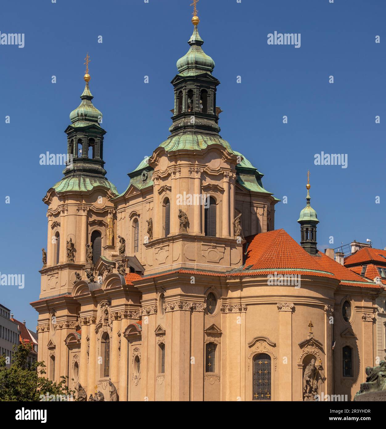 ALTSTÄDTER RING, PRAG, TSCHECHISCHE REPUBLIK, EUROPA - ST. Nicholas Kirche und Touristen. Stockfoto