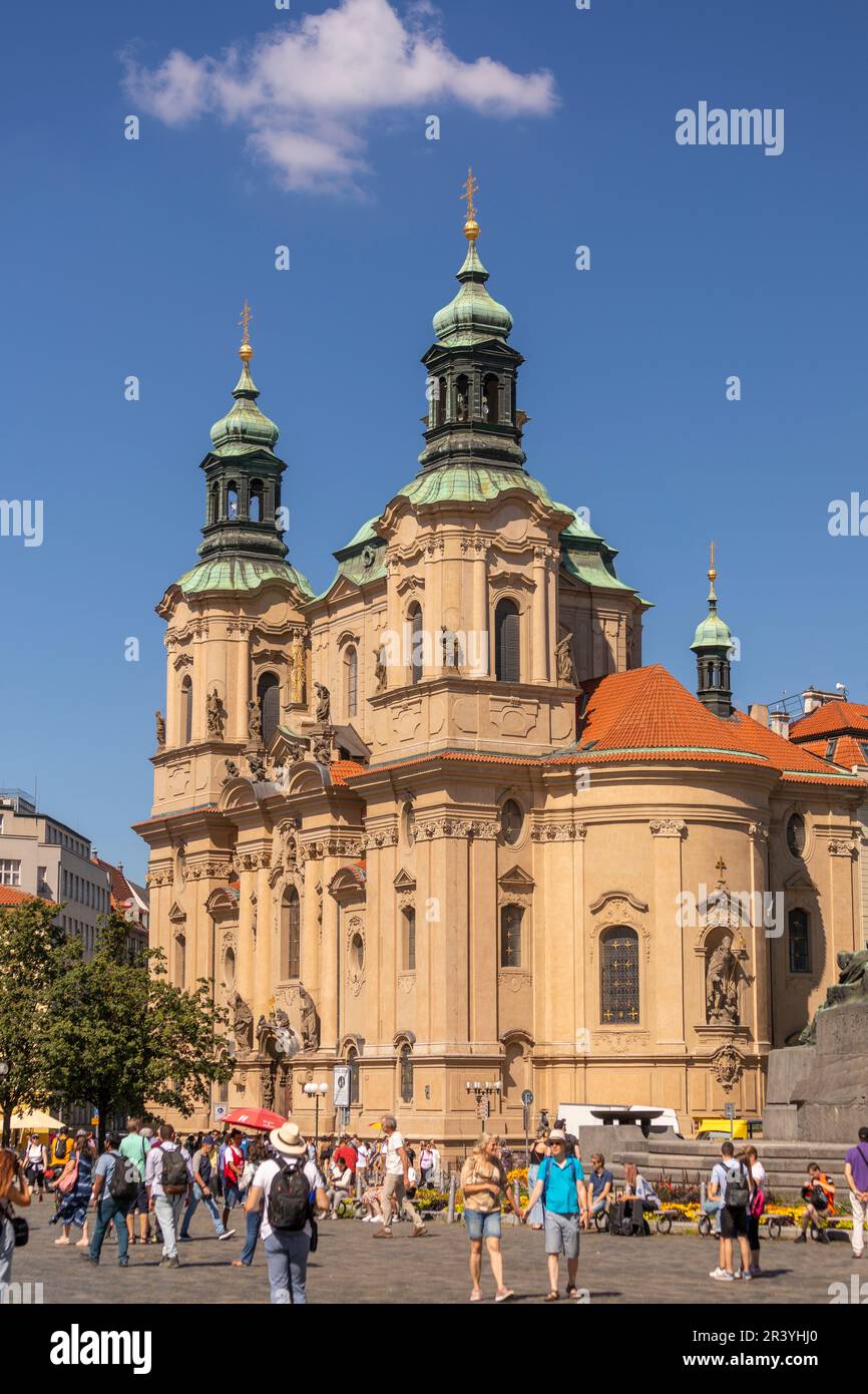 ALTSTÄDTER RING, PRAG, TSCHECHISCHE REPUBLIK, EUROPA - ST. Nicholas Kirche und Touristen. Stockfoto