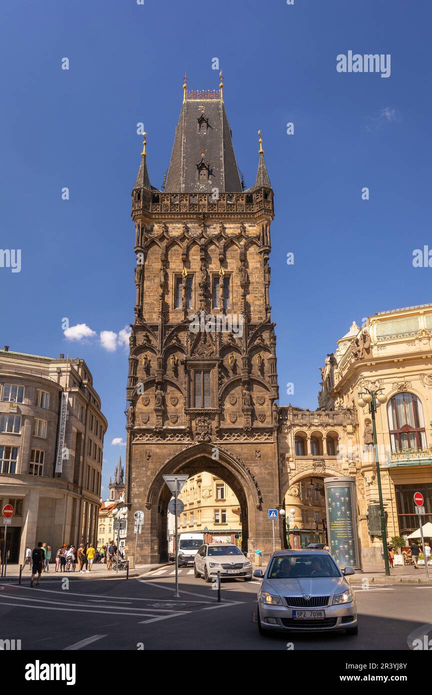 PRAG, TSCHECHISCHE REPUBLIK - Pulverturm, ein gotisches Stadttor in der Altstadt. Stockfoto