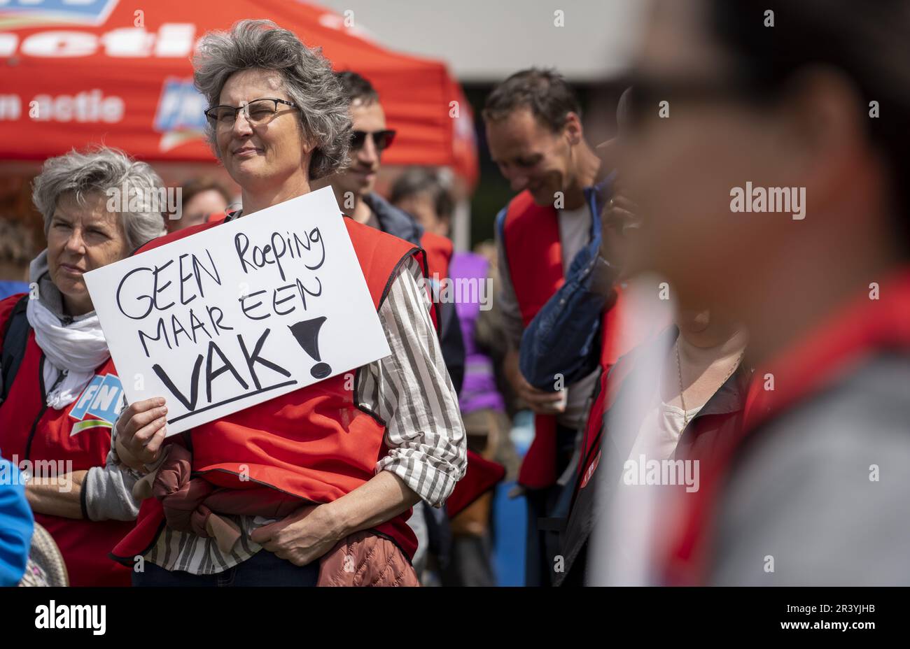 UTRECHT - Mitarbeiter in der Altenpflege (VVT) und in der Behindertenpflege (GHZ) marschieren zum Hauptsitz der Arbeitgeberorganisationen. Sie demonstrieren für eine Gehaltserhöhung, eine höhere Reisekostenerstattung und mehr Maßnahmen gegen Arbeitsdruck. ANP LEX VAN LIESHOUT niederlande raus - belgien raus Stockfoto