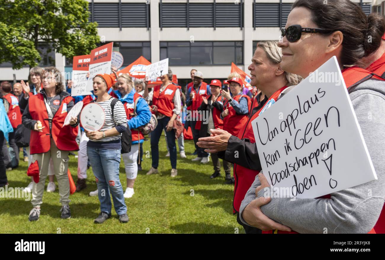 UTRECHT - Mitarbeiter in der Altenpflege (VVT) und in der Behindertenpflege (GHZ) marschieren zum Hauptsitz der Arbeitgeberorganisationen. Sie demonstrieren für eine Gehaltserhöhung, eine höhere Reisekostenerstattung und mehr Maßnahmen gegen Arbeitsdruck. ANP LEX VAN LIESHOUT niederlande raus - belgien raus Stockfoto