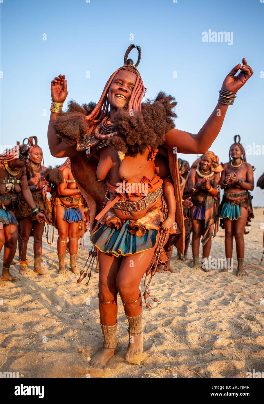 Eine Gruppe von Himba-Frauen singt und tanzt Stockfoto