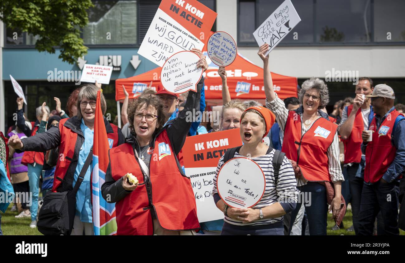 UTRECHT - Mitarbeiter in der Altenpflege (VVT) und in der Behindertenpflege (GHZ) marschieren zum Hauptsitz der Arbeitgeberorganisationen. Sie demonstrieren für eine Gehaltserhöhung, eine höhere Reisekostenerstattung und mehr Maßnahmen gegen Arbeitsdruck. ANP LEX VAN LIESHOUT niederlande raus - belgien raus Stockfoto