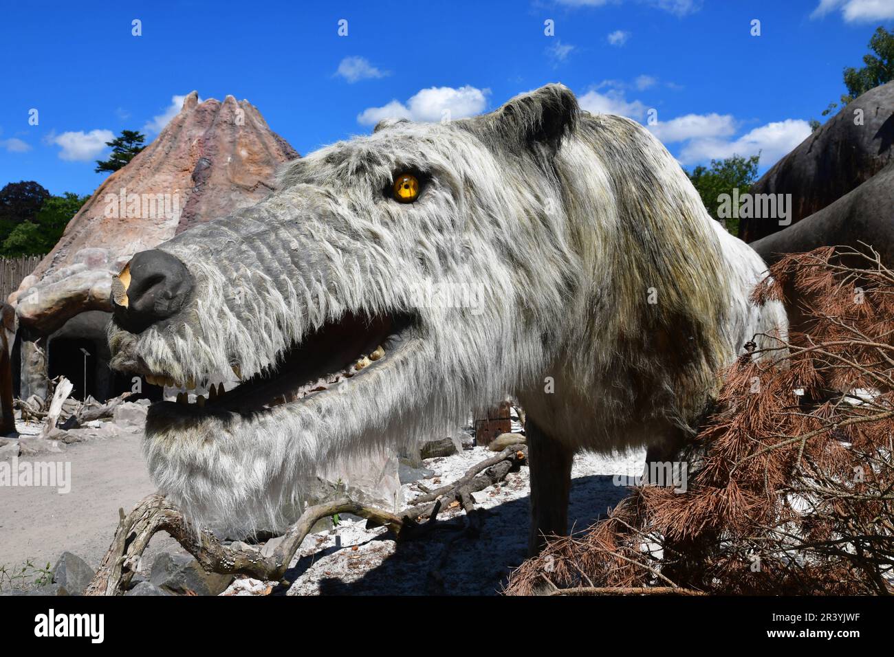 Dre Wolf (furchterregender Hund) in der prähistorischen Wildtier- und Dinosaurierausstellung im West Midlands Safari Park, Bewdley, Worcestershire, Großbritannien Stockfoto