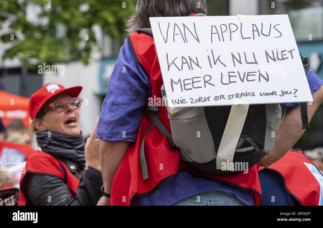 UTRECHT - Mitarbeiter in der Altenpflege (VVT) und in der Behindertenpflege (GHZ) marschieren zum Hauptsitz der Arbeitgeberorganisationen. Sie demonstrieren für eine Gehaltserhöhung, eine höhere Reisekostenerstattung und mehr Maßnahmen gegen Arbeitsdruck. ANP LEX VAN LIESHOUT niederlande raus - belgien raus Stockfoto